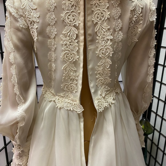 Exquisite Vintage Custom Ivory Wedding Dress/Veil - Picture 10 of 16